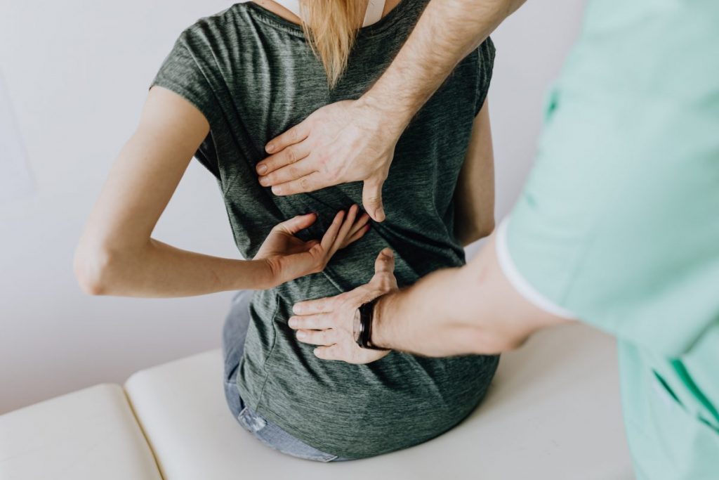 Docteur examine sa patiente souffrant de douleurs de dos