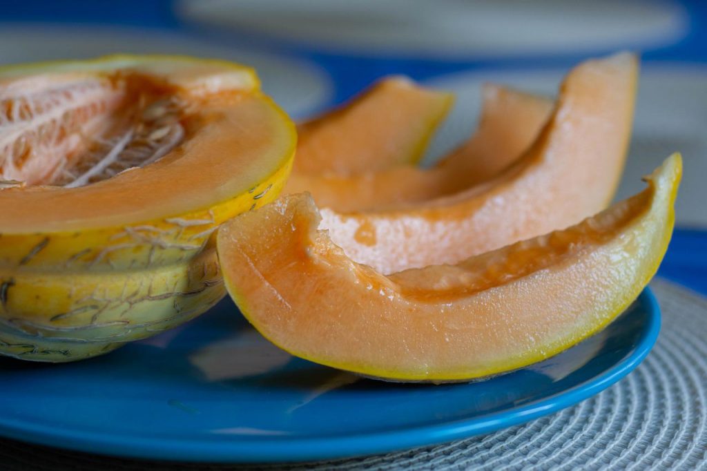 Tranches de melon coupées en deux