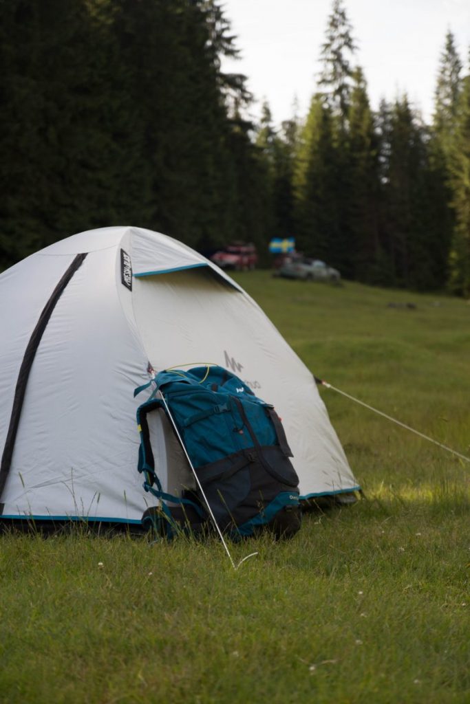 Tente de camping blanche résistante en pleine nature