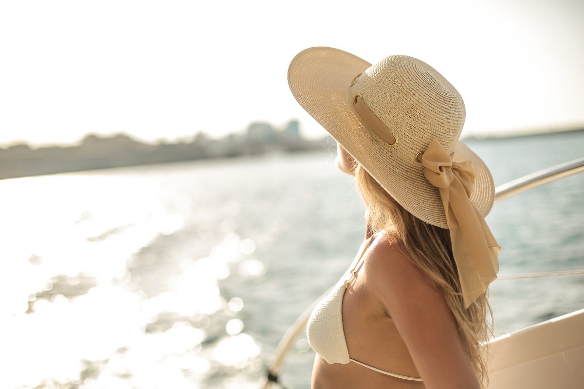 Jeune femme en bord de mer